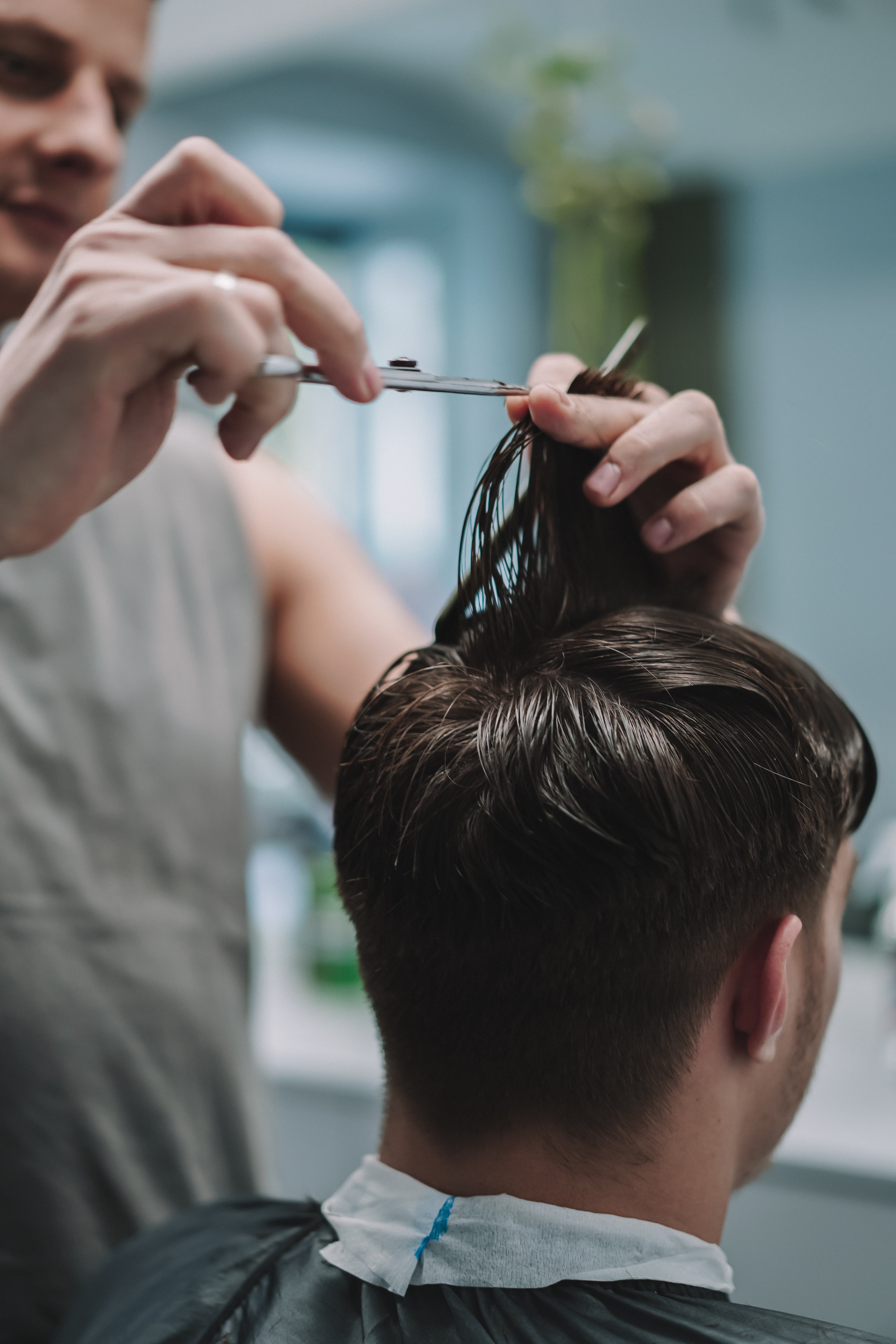 Pánský střih v Forbes Barbershop Praha — interiér barbershopu