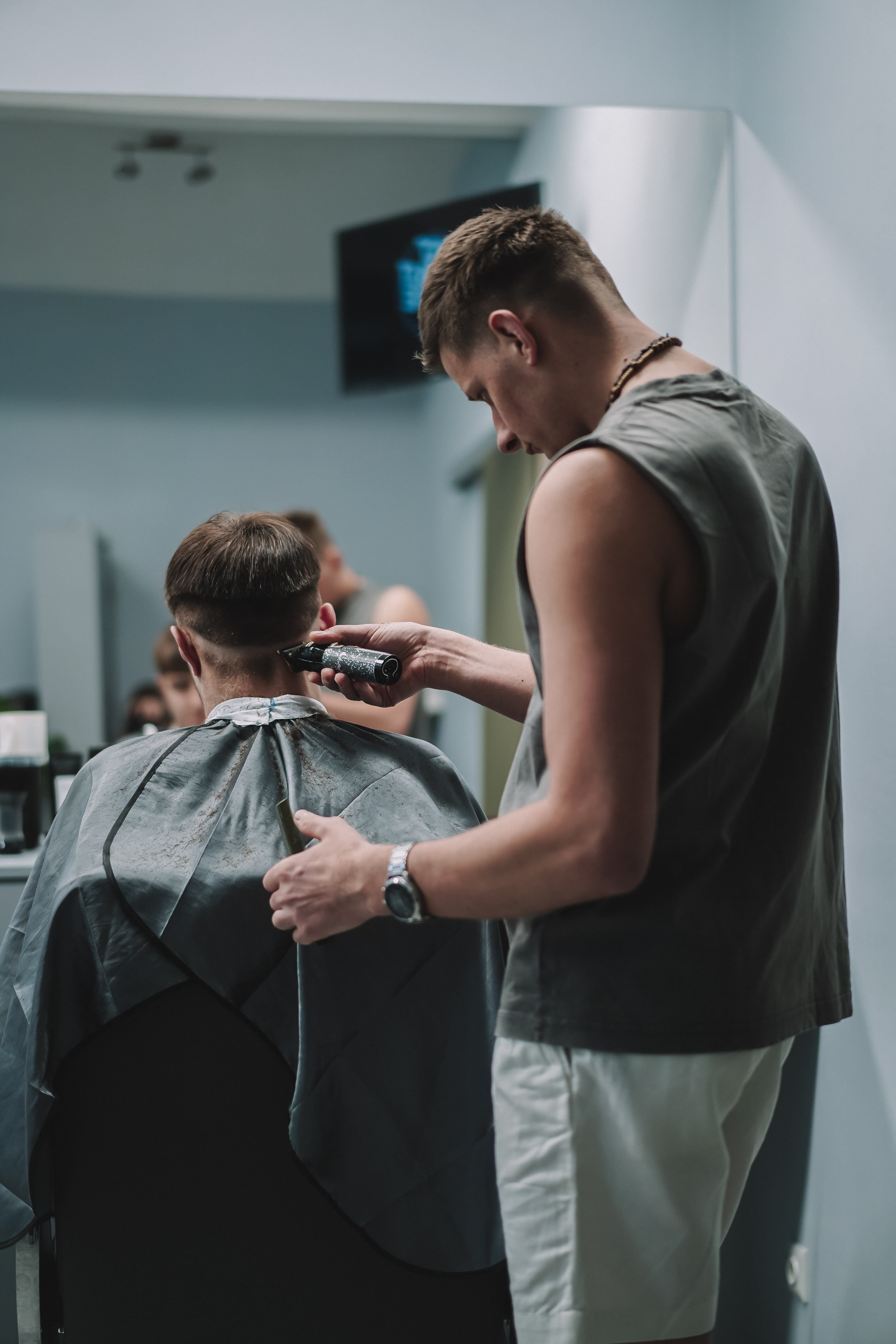 Pánský střih v Forbes Barbershop Praha — styling vousů