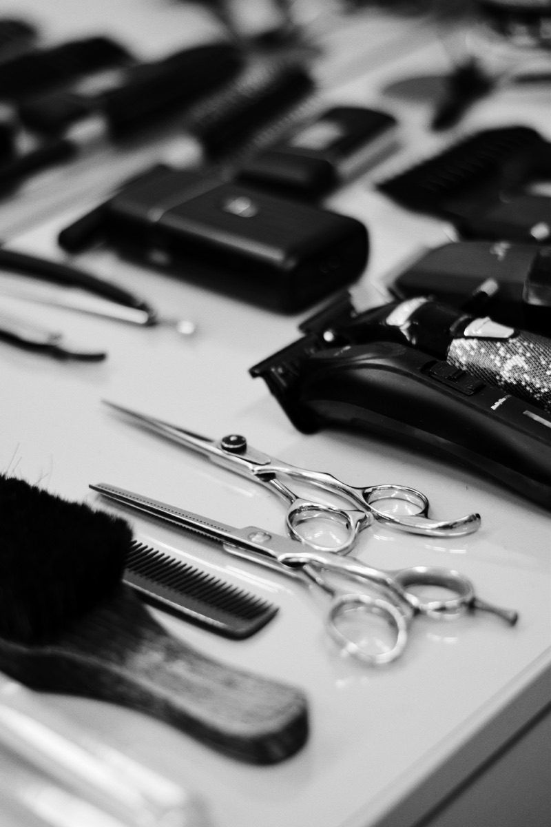 Pánský střih v Forbes Barbershop Praha — úprava vousů