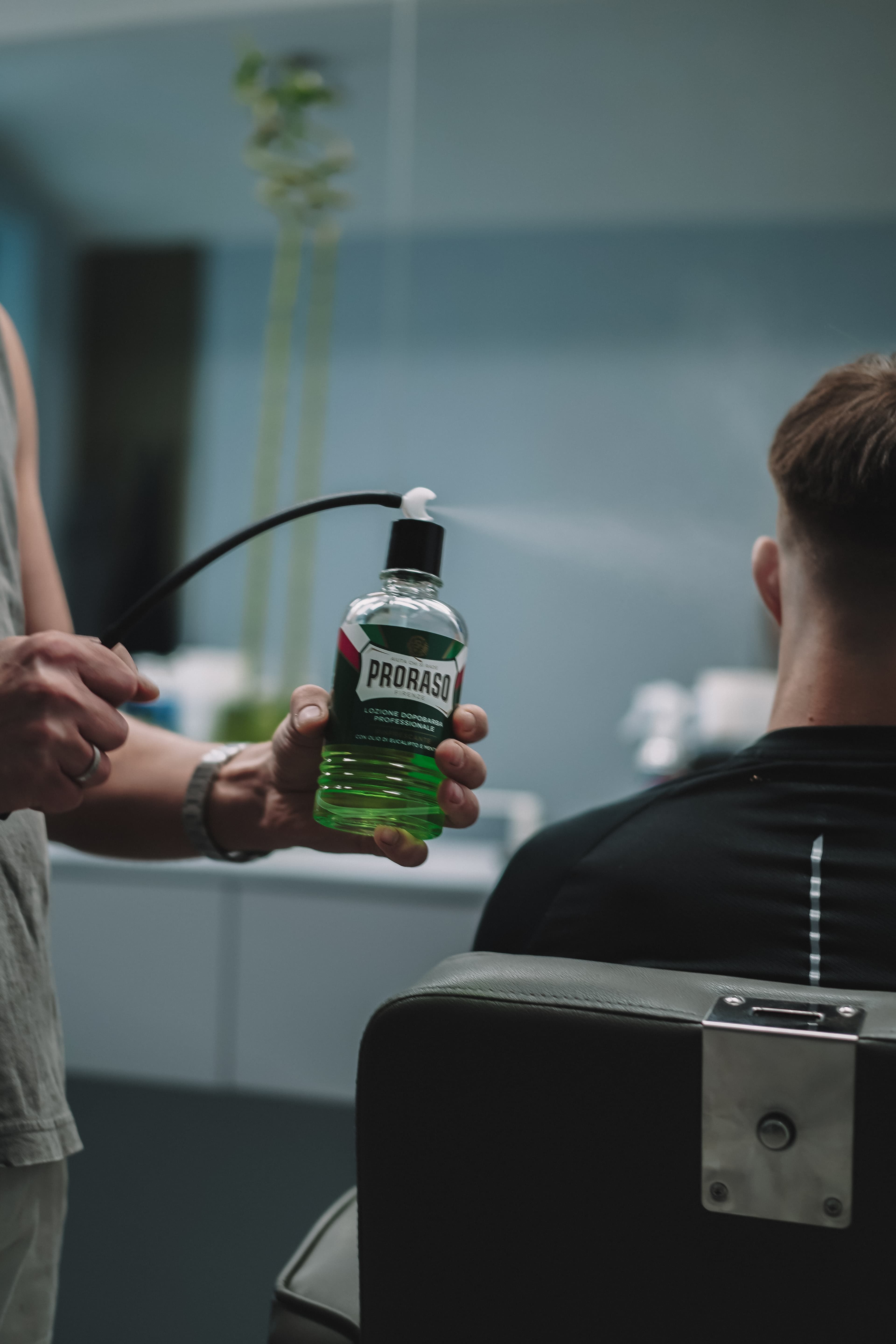 Pánský střih v Forbes Barbershop Praha — střih nůžkami